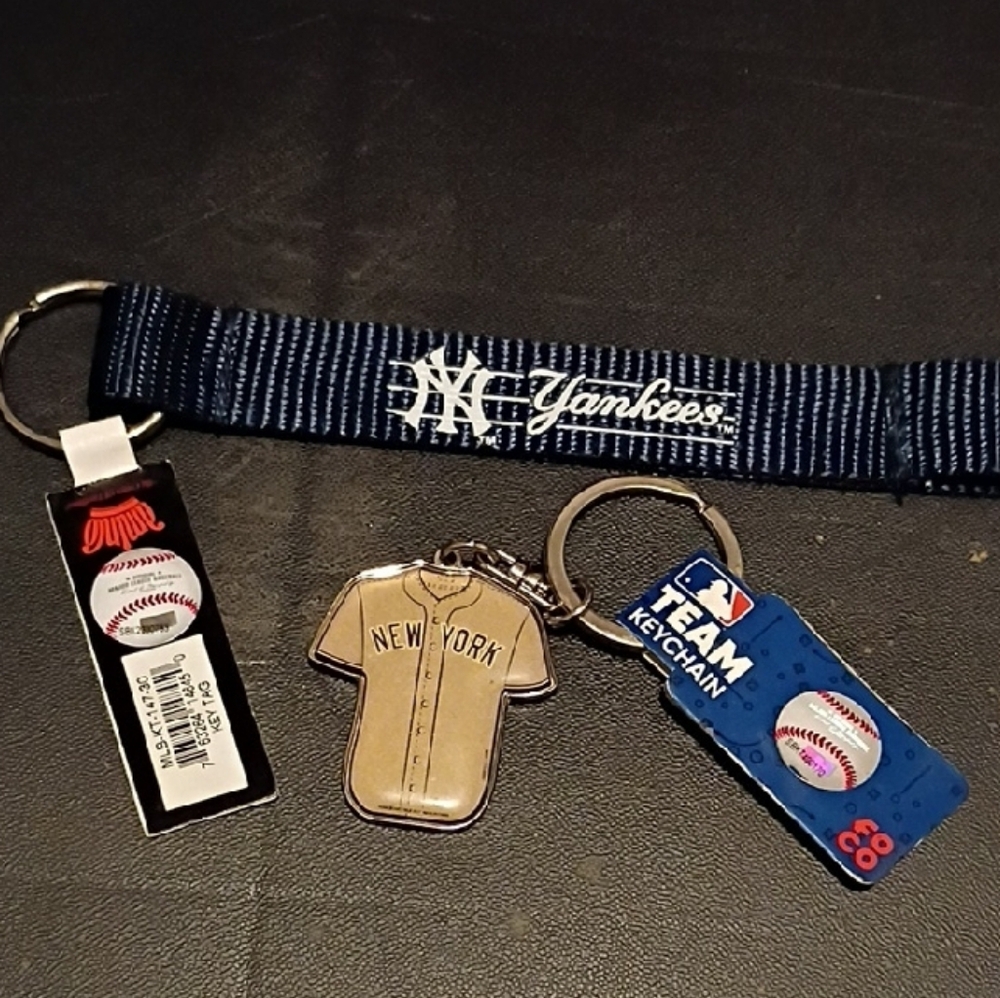 MLB Yankees Blue and White Keychain